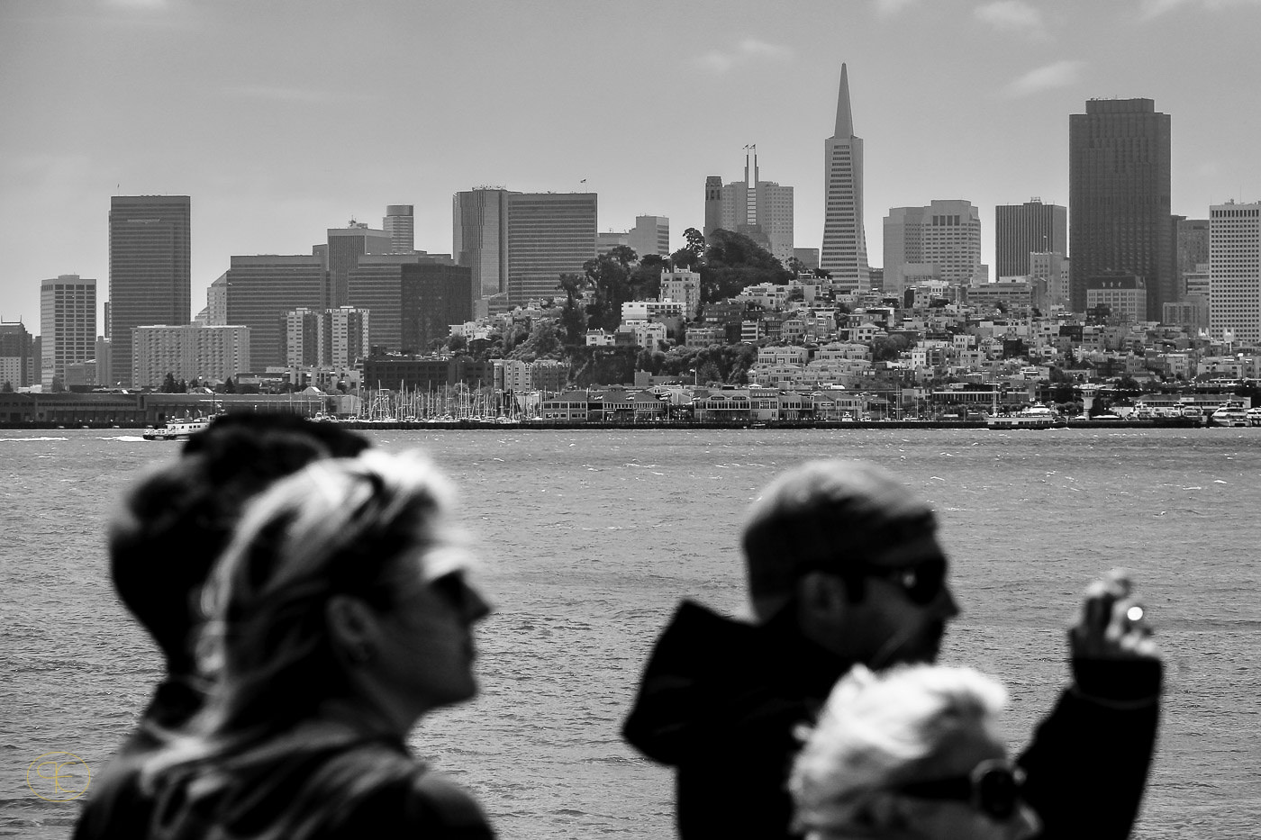 Editorial Fotografie für Magazine und Bildagenturen wie National Geographic, New Yorker und GEO. Im Vordergrund fotografieren Menschen Alcatraz Island, im Hintergrund ist die Skyline von San Francisco, Kalifornien, USA zu sehen.